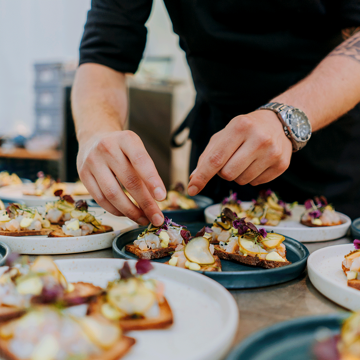 Saucy Kitchen – von Stefan Falkenstörfer. Mietkoch, Private Dining und Beratung für Gastronomie & Food-Projekte. Kochkurse, Konzeptentwicklung, Personalvermittlung sowie E-Commerce – flexibel, zuverlässig, geschmackssicher.